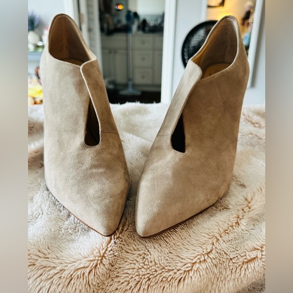 Vince Camuto Suede Taupe Pumps - Picture 3 of 10